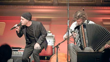 Luftröhre mit Luftsäulen. Andreas Schaerer (l.) und Vincent Peirani. 