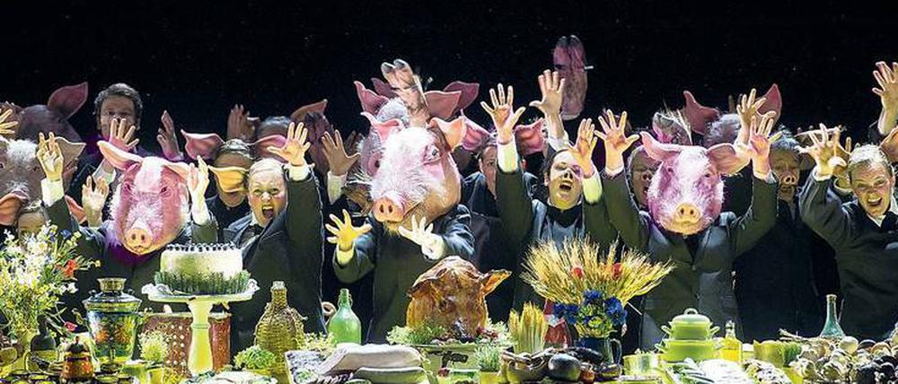 Mal so richtig die Sau rauslassen. Das Ensemble in der „Grande Scène Comique“, kostümiert von Katrin Lea Tag. 