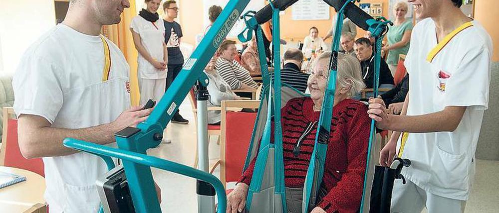 Mangelberuf. Die Pflegebranche sucht händeringend Mitarbeiter. Auch Flüchtlinge werden hier ausgebildet. 