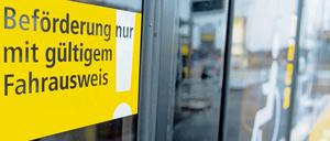 Wer mit gefälschtem Ticket fährt, riskiert eine Anzeige - und seine berufliche Zukunft.