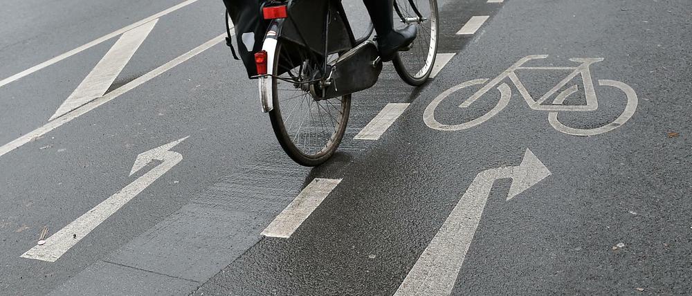Ein Radweg. Radwege führen zu Streit. Nicht überall, aber in Reinickendorf.