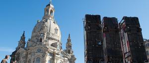Die Installation "Monument" von Manaf Halbouni am Neumarkt in Dresden. Die Busse wurden am Dienstag, den, 4. April, abgebaut.