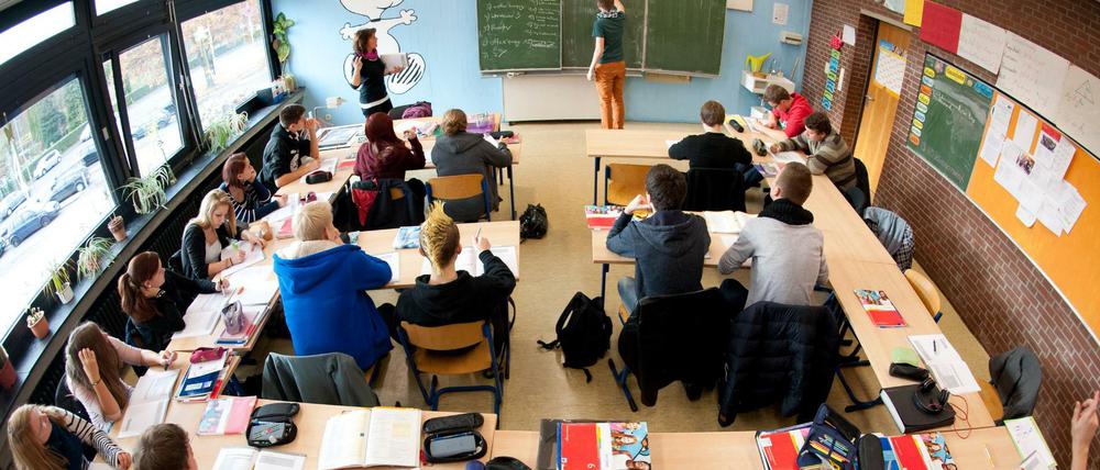 Schüler in der Schule. Früherkennung, Integration und Gegenmaßnahmen. Islamismus an Schulen soll bekämpft werden.