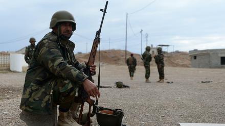 Mitglieder der militarisierten Zeravani-Polizeikräfte trainieren unter Anleitung britischer Soldaten.