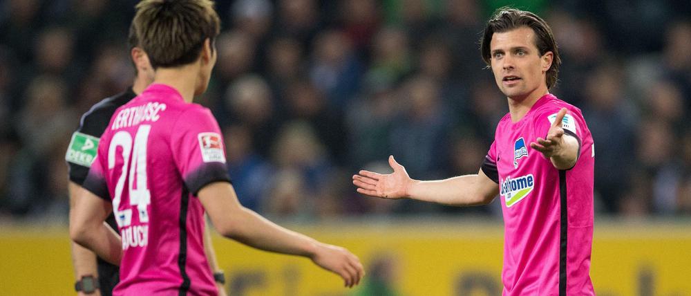 Berlins Valentin Stocker (r) und Genki Haraguchi diskutieren während der Partie.