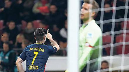 Himmlische Grüße. Leipzigs Sabitzer bejubelt sein Tor zum 1:0. Foto: Pfaffenbacht/AFP
