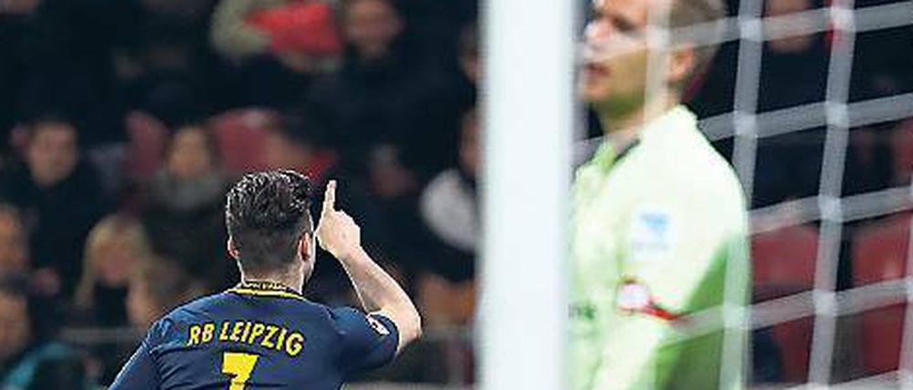 Himmlische Grüße. Leipzigs Sabitzer bejubelt sein Tor zum 1:0. Foto: Pfaffenbacht/AFP