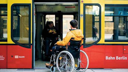 Vorsicht Stufe. Die geräumigen S-Bahn-Züge sind eigentlich günstig für Rollstuhlfahrer. Aber viele sind auf eine Rampe angewiesen.