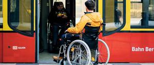 Vorsicht Stufe. Die geräumigen S-Bahn-Züge sind eigentlich günstig für Rollstuhlfahrer. Aber viele sind auf eine Rampe angewiesen.