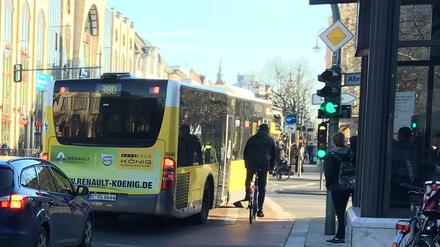 Fast-Unfall mit Bus und Fahrrad am Rathaus Steglitz - und das während einer Aufklärungsaktion der Berliner Polizei.