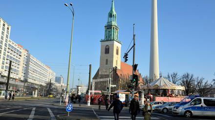 Die Marienkirche mit Fernsehturm am Alexanderplatz - zwischen Kirche und S-Bahnhof soll ein Hotel gebaut werden.