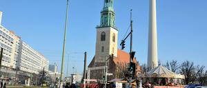 Die Marienkirche mit Fernsehturm am Alexanderplatz - zwischen Kirche und S-Bahnhof soll ein Hotel gebaut werden.