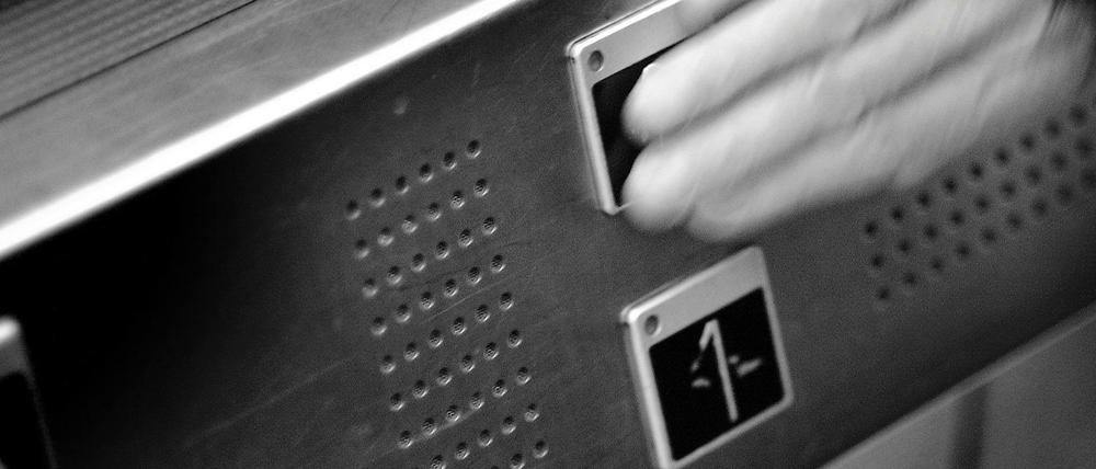 Die großen Tasten in den Fahrstühlen der S-Bahn lassen sich für Blinde einfach finden und bedienen.