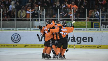 Wir mal wieder. Wolfsburgs Spieler freuen sich.