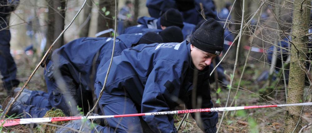 Ein Waldgebiet bei Nietheim (Baden-Württemberg) wird von der Polizei durchsucht wird.