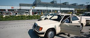 Berliner Taxifahrer warten am Bahnhof Südkreuz auf Kunden.