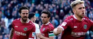 Martin Harnik (l.) bejubelt sein Siegtor für Hannover gegen Nürnberg.