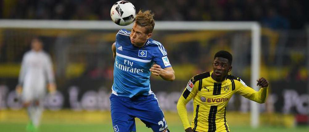 Da staunt er, der Ousmane Dembele. Hamburgs Matthias Ostrzolek hat diesen Zweikampf für sich entschieden.
