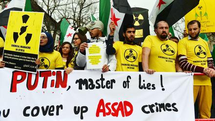 Demonstration von "Adopt a Revolution" vor der russischen Botschaft in Berlin.