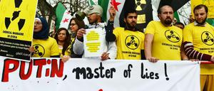 Demonstration von "Adopt a Revolution" vor der russischen Botschaft in Berlin.
