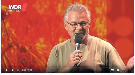 Das Konzept von „Die Runde Ecke“ ist einfach: Menschen erzählen auf der Bühne aus ihrem Leben.