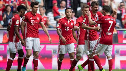 Und ewig jubeln die Bayern. Der Meistertitel geht in dieser Saison wohl zum fünften Mal in Folge nach München.