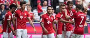 Und ewig jubeln die Bayern. Der Meistertitel geht in dieser Saison wohl zum fünften Mal in Folge nach München.