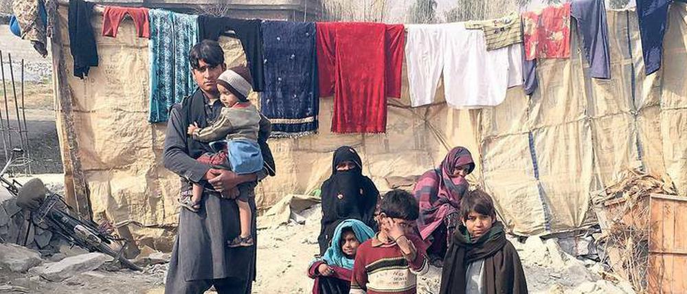 Zurück im afghanischen Elend. Diese Flüchtlingsfamilie hat ihren Lebensbereich notdürftig mit Planen, Tüchern und Steinen eingegrenzt. 