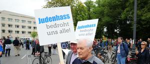Ein Mann hält auf einer Demonstration am Brandenburger Tor am 14.9.2014 ein Schild hoch: „Judenhass bedroht uns alle“.
