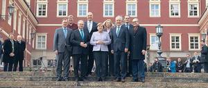 Bundeskanzlerin Angela Merkel in der Mitte der sechs Länderchefs (v.l.): Bodo Ramelow (Thüringen), Länderbeauftragte Iris Gleicke, Reiner Haseloff (Sachsen-Anhalt), Dietmar Woidke (Brandenburg), Bildungsministerin Johanna Wanka, Stanislaw Tillich (Sachsen), Berlins Regierender Bürgermeister Michael Müller und Erwin Sellering (Mecklenburg-Vorpommern). 