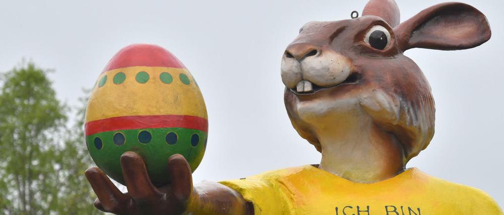 Am Eingang zur Britzer Baumblüte steht ein riesiger Osterhase. 