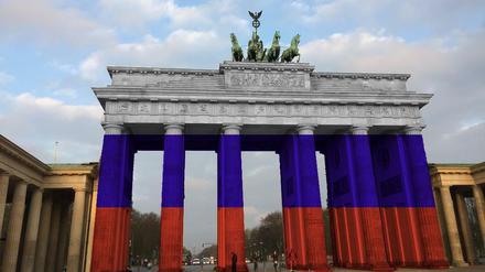 Nur eine Fotomontage: Auf Facebook erstrahlte das Brandenburger Tor doch noch in den russischen Nationalfarben.