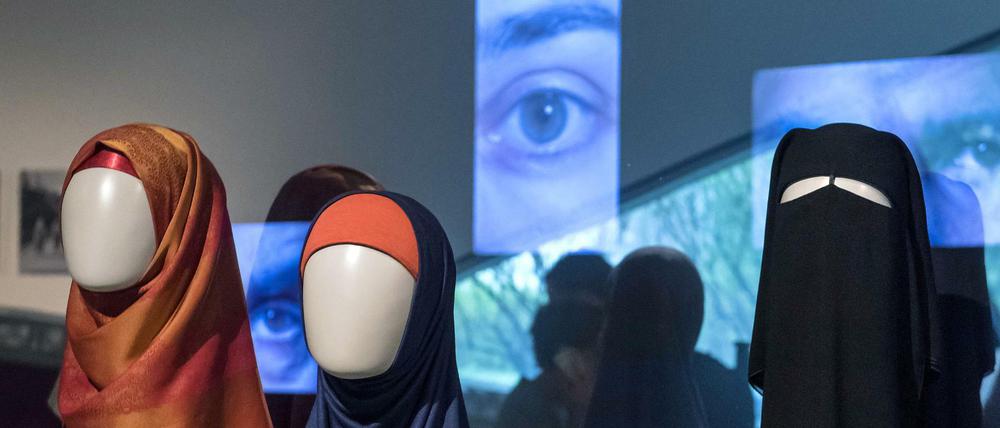 Nähern wir uns der islamischen Republik? Das meint die AfD. Das Foto stammt aus der Ausstellung "Cherchez la femme", die bis 2. Juli im Jüdischen Museum zu sehen ist. 
