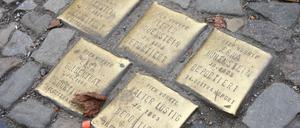 Solche Stolpersteine, wie hier an der Straßenecke Oranienstraße/Skalitzer Straße in Kreuzberg, wurden beschmiert.