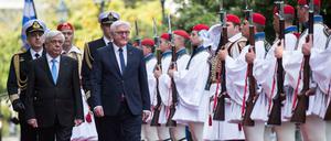 Bundespräsident Frank-Walter Steinmeier (r) wird vom griechischen Präsidenten Prokopis Pavlopoulos mit militärischen Ehren in Athen begrüßt. Steinmeier ist zusammen mit seiner Frau Elke Büdenbender zu einem zweitägigen Antrittsbesuch in der griechischen Hauptstadt. 