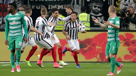 Der Frankfurter Marco Fabian (M) freut sich mit Omar Mascarell, Marius Wolf und Mijat Gacinovic über sein Tor zum 2:2. 