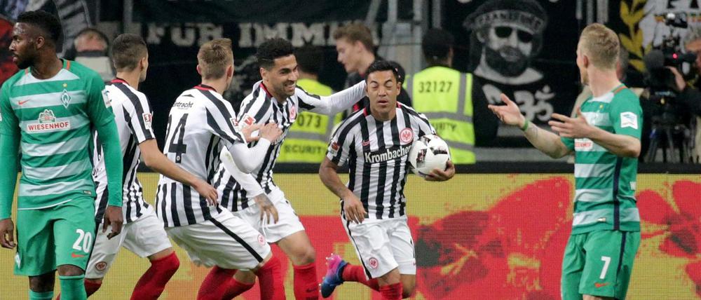 Der Frankfurter Marco Fabian (M) freut sich mit Omar Mascarell, Marius Wolf und Mijat Gacinovic über sein Tor zum 2:2. 
