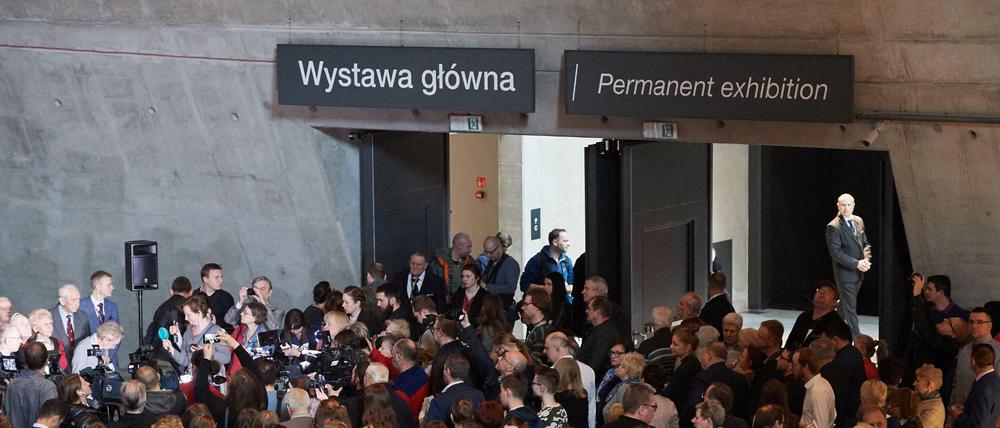 Besucher nehmen in Danzig (Polen) an der Eröffnungsveranstaltung des neu eröffneten Museums des Zweiten Weltkriegs teil.