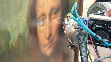Intensiver Blick auf die Mona Lisa: Mit einem Spektrometer lassen sich Farben und deren Pigmente untersuchen. Daraus können Rückschlüsse auf die Epoche gezogen werden, in der ein Kunstwerk entstanden ist. Das Spektrometer misst die Röntgen-Fluoreszenz – das ist die Emission von Röntgenstrahlung kurz nach der Anregung eines Materials mit höherenergetischer Röntgenstrahlung.