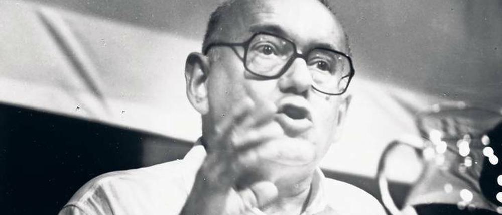 Gesprochene Gedichte als eigene Kunstform: Der österreichische Autor Ernst Jandl wurde für seine Lesungen bekannt. Er gehörte zu jenen deutschsprachigen Autoren, die sich von der Rhythmik amerikanischer Lyrik inspirieren ließen.