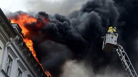 Brand in Berlin, Nollendorfstraße 6: Viel Arbeit für die Feuerwehr