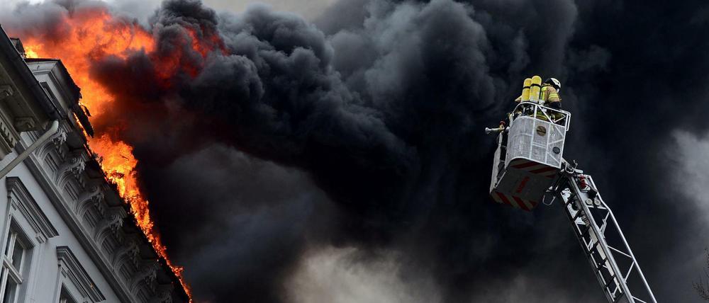 Brand in Berlin, Nollendorfstraße 6: Viel Arbeit für die Feuerwehr
