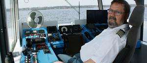 Dietmar Scholz ist seit 25 Jahren Kapitän auf dem Wannsee. Noch immer fragt er sich: "Was wollen die da drüben?"