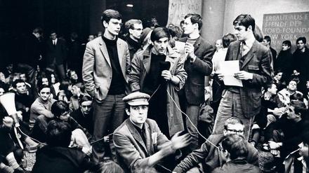Argumentieren, zuhören, diskutieren: Bei einem Sit-in am 19. und 20. April 1967 im Foyer des Hörsaalgebäudes Henry-Ford-Bau werden hochschulpolitische Fragen diskutiert. Knut Nevermann steht links neben Rudi Dutschke (am Mikrofon) vom Sozialistischen Deutschen Studentenbund.
