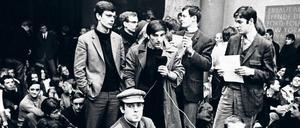 Argumentieren, zuhören, diskutieren: Bei einem Sit-in am 19. und 20. April 1967 im Foyer des Hörsaalgebäudes Henry-Ford-Bau werden hochschulpolitische Fragen diskutiert. Knut Nevermann steht links neben Rudi Dutschke (am Mikrofon) vom Sozialistischen Deutschen Studentenbund.