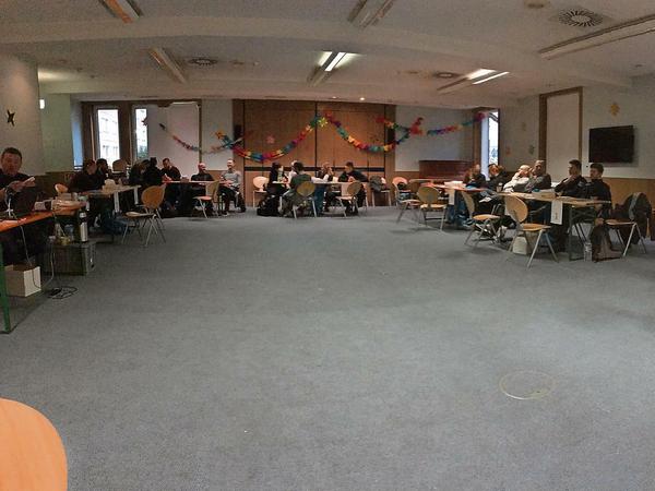 Mitarbeiter der zuständigen Mordkommissionen nahmen Speichelproben in einer DRK-Notunterkunft in Lichtenberg.