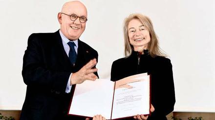 Eine Ehre: Peter Strohschneider, Präsident der Deutschen Forschungsgemeinschaft, überreicht Beatrice Gründler den Gottfried-Wilhelm-Leibniz-Preis 2017.