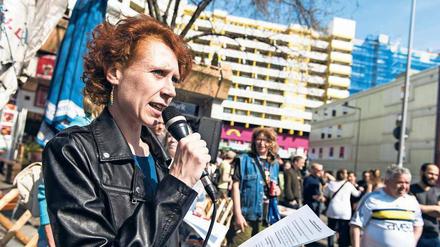 Anwohner demonstrieren am 1. April gegen den Verkauf des Neuen Kreuzberger Zentrums.