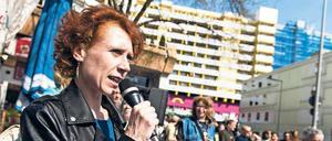 Anwohner demonstrieren am 1. April gegen den Verkauf des Neuen Kreuzberger Zentrums. 