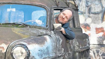 Rostiges Symbol von Kreuzberg. Seit 40 Jahren steht der Opel in der Schönleinstraße. Hanns-Lüdecke Rodewald überprüft regelmäßig, ob noch alles funktioniert.